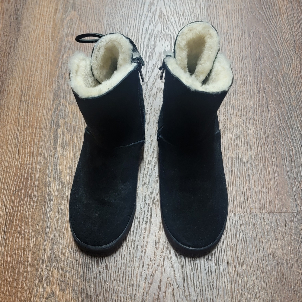 Koolaburra By UGG Shazi Short Black Boots with Plush Cream Lining